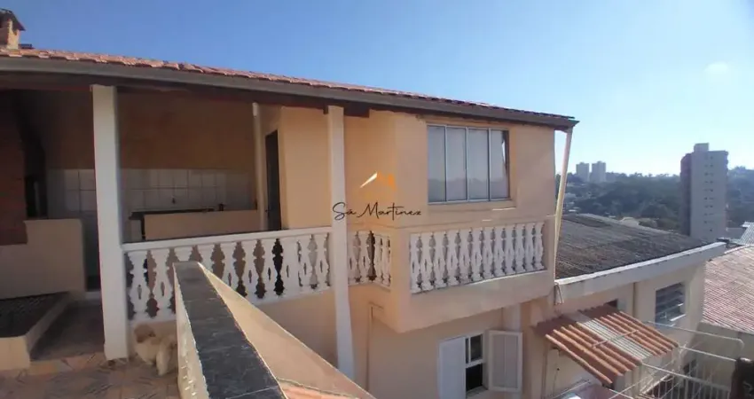 Casa à venda em Jundiaí-SP, no Jardim Pacaembu, com 3 quartos, 2 salas, 1 banheiro, 3 vagas de garagem.