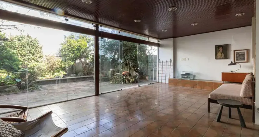 Imperdível sobrado para venda em Moema com 5 quartos, sendo 1 suíte, 209m²