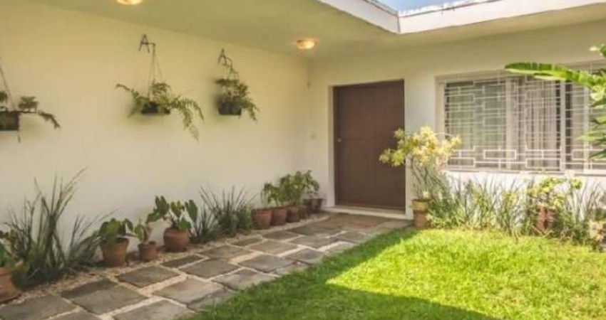 Versátil casa tipo para venda com 4 quartos, sendo 2 suítes, 510m²