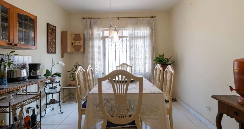 Confortável sobrado para venda com 4 quartos, sendo 1 suíte, 205m²