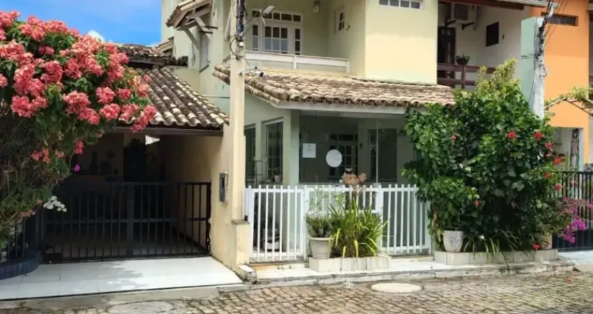 Vendo excelente casa com 4/4,todos com banheiro,em condomínio  em stella maris