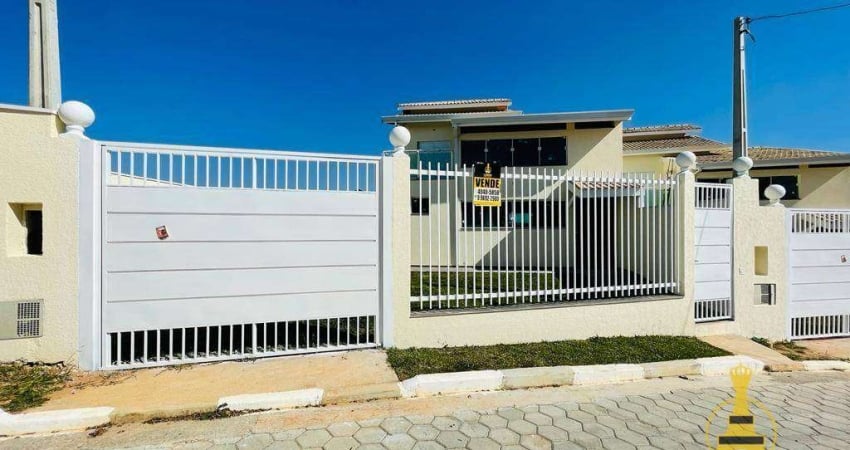 Belíssima casa assobradada, com estrutura impecável, situado em condomínio fechado .