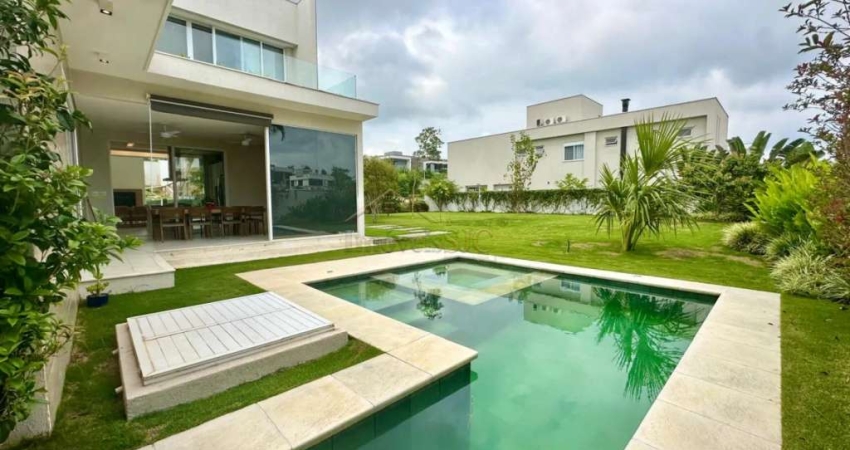 Belíssima casa no Alphaville com amplo gramado e cinema
