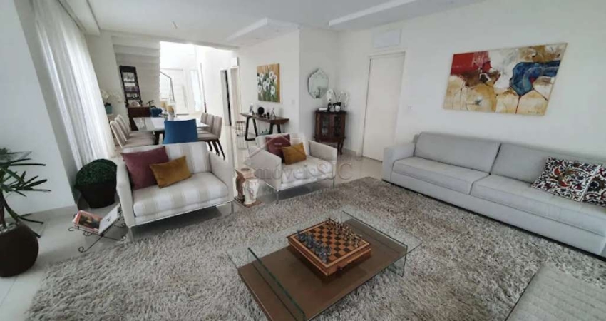 Lindo sobrado em condomínio de alto padrão bem localizado no Altos da Serra VI, disponível para venda e locação.