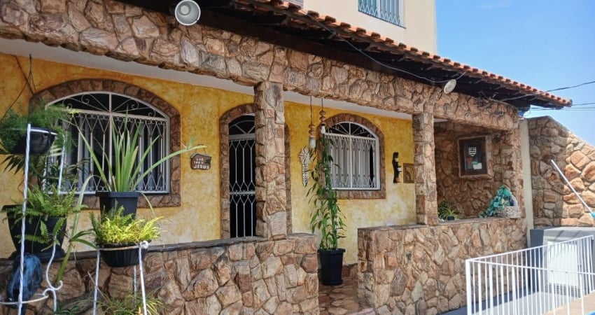 Linda casa com suíte e piscina próximo ao Valqueire