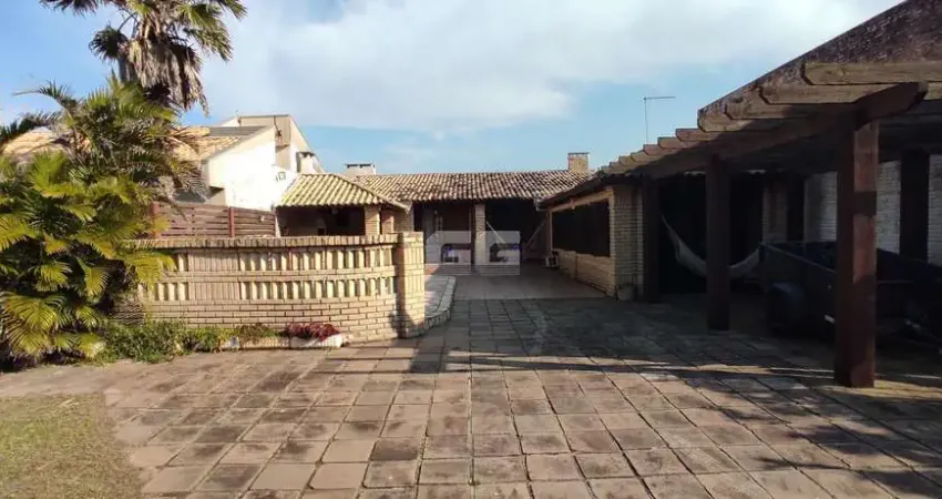 Casa com piscina a menos de 300 metros do mar no centro de Tramandaí-RS