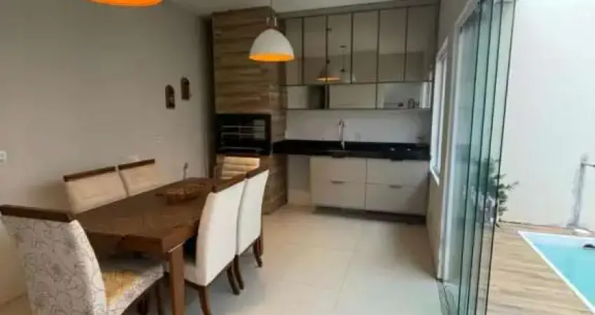 Sobrado amplo, 3 dormitórios, suíte, duas vagas e linda Piscina!