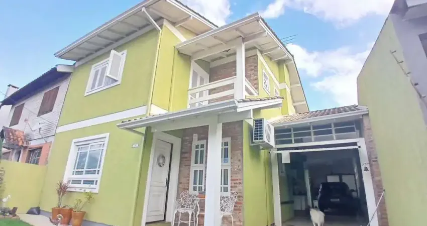 Conforto e ótima localização! Lindo sobrado com suíte e piscina aquecida!