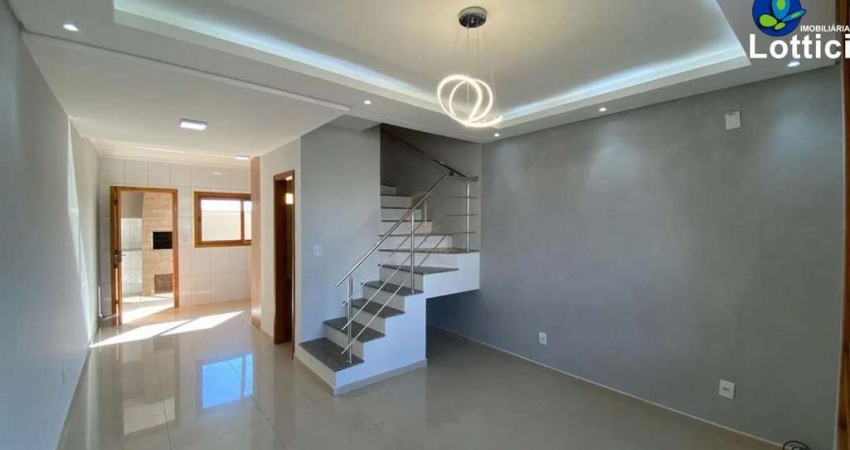 Lindo sobrado com 2 suítes, semi-mobiliado. Pátio privativo, churrasqueira e duas vagas.