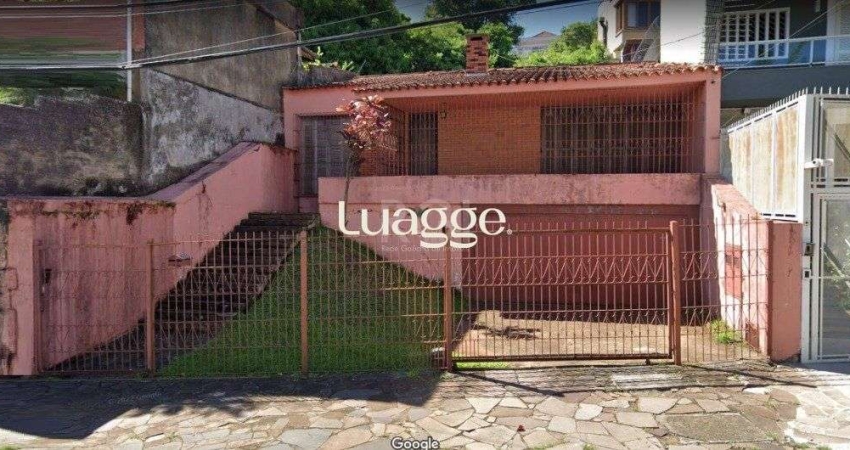 Casa com 03 dormitórios, churrasqueira, pátio com piscina e 5 vagas de garagem no bairro Menino Deus