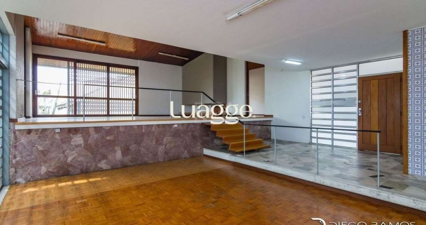 Venda de Casa com 1,820 m² totais- Menino Deus. 4 vagas, 4 dormitórios, sendo 1 suíte, 1 varanda, lareira e churrasqueira.