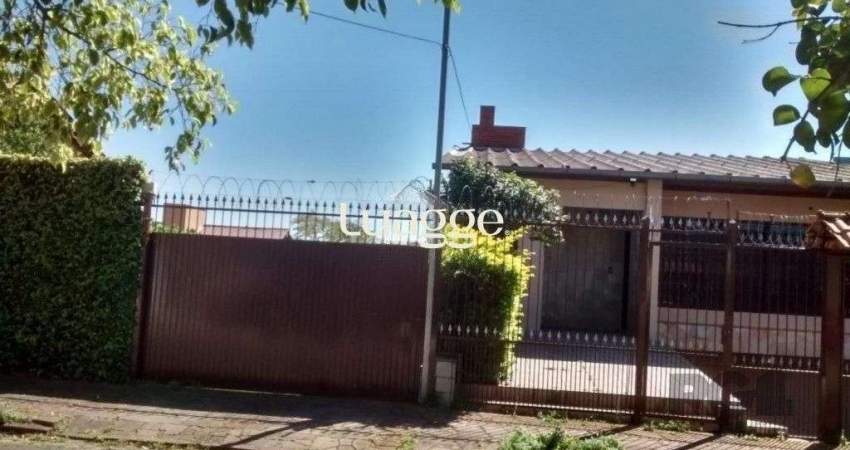 Casa com 3 dormitórios e amplo pátio com grama.