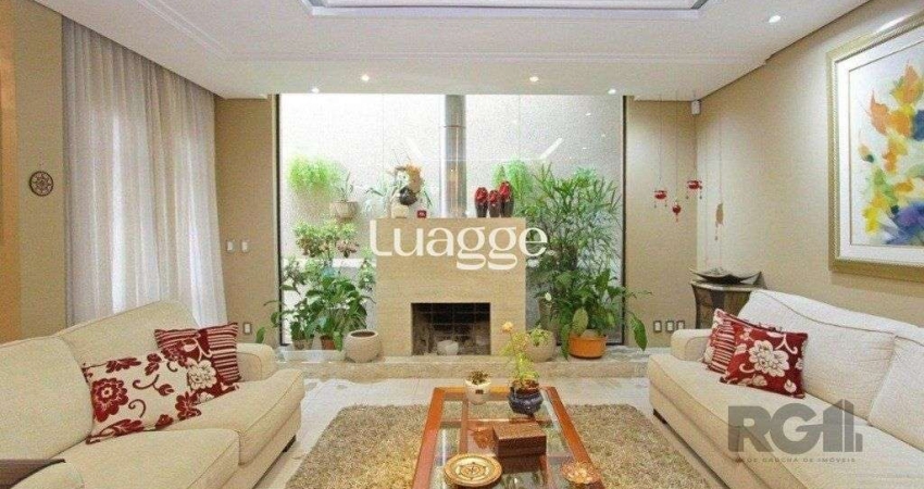 Excelente casa de 330m² com 3 dormitórios, piscina e 3 vagas.