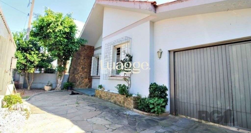 Casa 4 dormitórios, 2 vagas, em rua tranquila próxima a rua Oscar Pereira