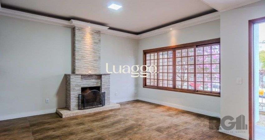 Casa de 214m² com 4 dormitórios, 1 suíte, piscina e 2 vagas no bairro Teresópolis