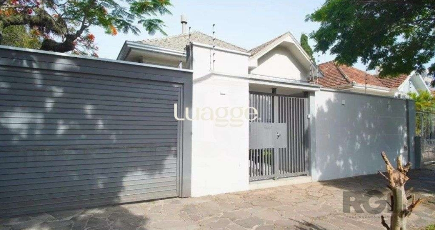Casa reformada com 3 dormitórios, 5 vagas no bairro São João
