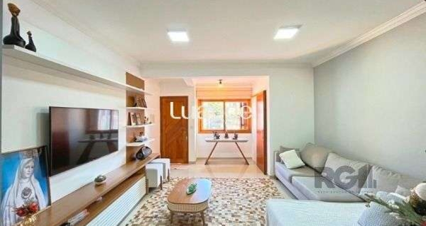 Casa em Porto Alegre, no bairro Guarujá, com 3 dormitório(s), e 3 banheiros, à venda.