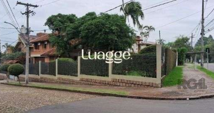 Casa em Porto Alegre, no bairro Ipanema, com 3 dormitório(s), e 3 banheiros, à venda.