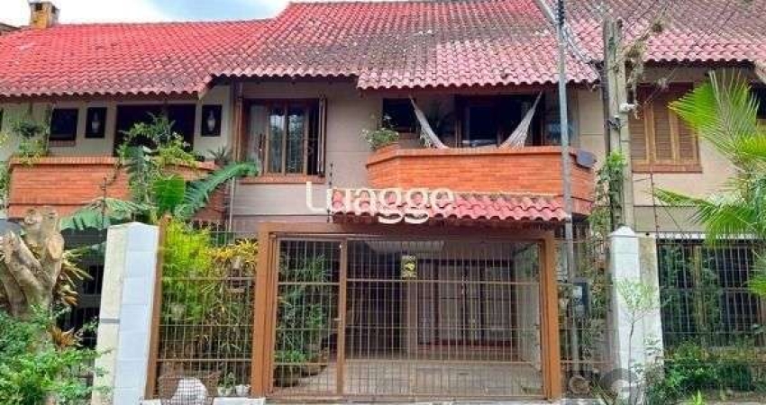 Casa em Porto Alegre, no bairro Guarujá, com 3 dormitório(s), e 3 banheiros, à venda.