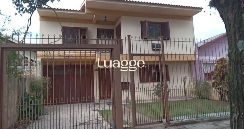 Casa 03 dormitórios, com páteo
