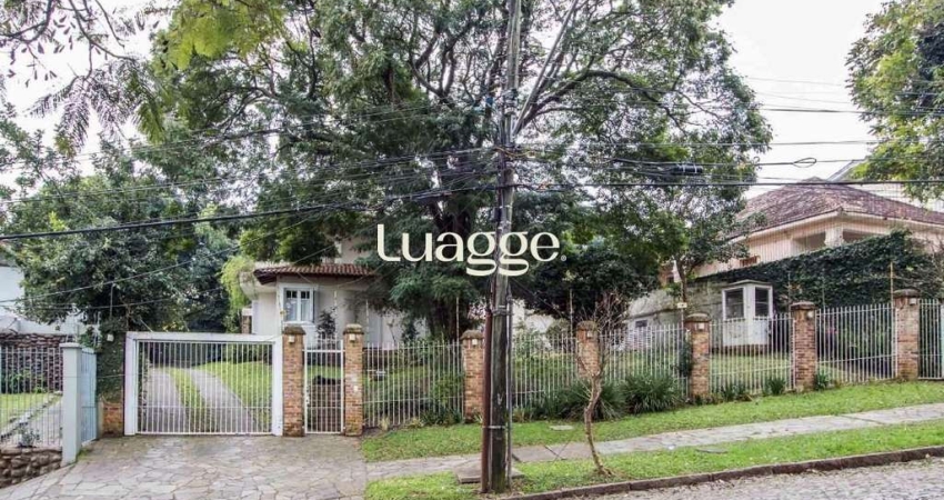 Casa para Venda - 489m², 4 dormitórios, sendo 2 suites, 3 vagas - Cristal