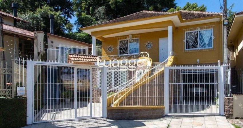 Sobrado à venda no Bairro Medianeira, reformado, 3 quartos, lareira, churrasqueira, 3 vagas