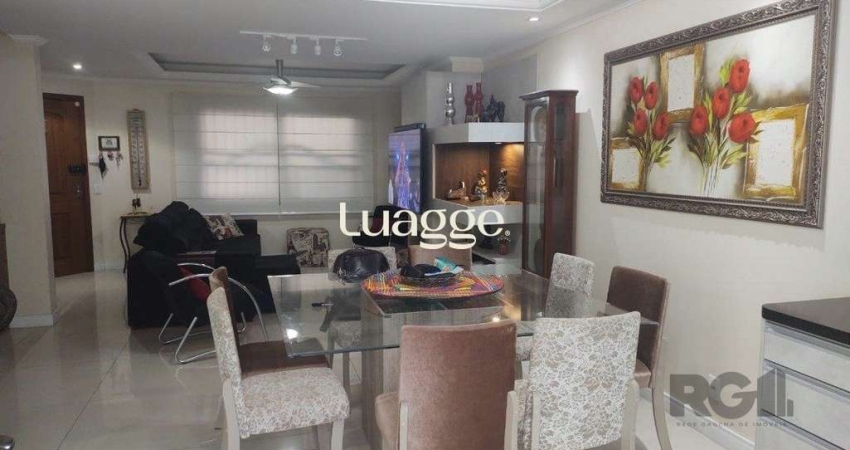 Linda Casa de Três Pavimentos, Finamente Decorada, Pronta para Morar!