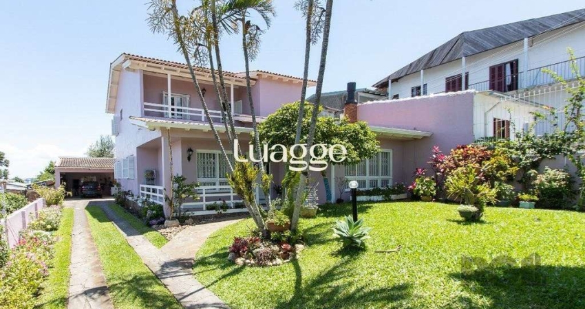 Casa com 4 quartos, suíte, churrasqueira, lareira, garagem coberta e lindo jardim.