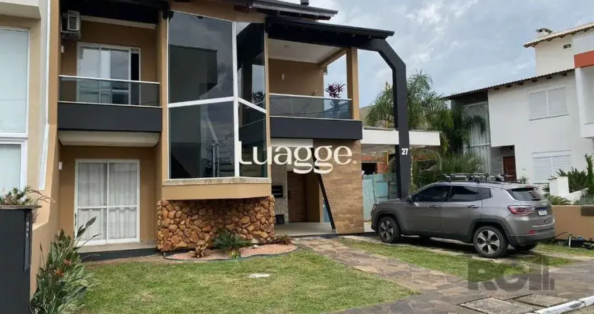 Casa em condominio com excelente padrão construtivo, possui 3 dormitórios, sendo 1 suíte máster com closet e sacada