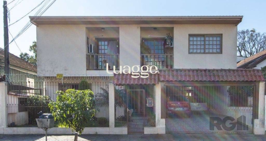 Casa de alvenaria, 3 quartos, 1 suíte, 4 banheiros e 5 vagas de garagem.