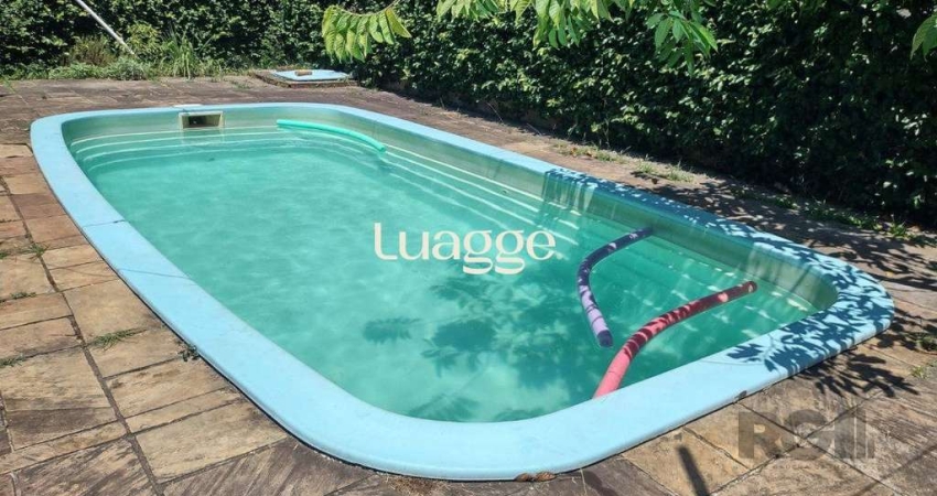 Casa de 3 dormitórios com piscina no Bairro Cristal.