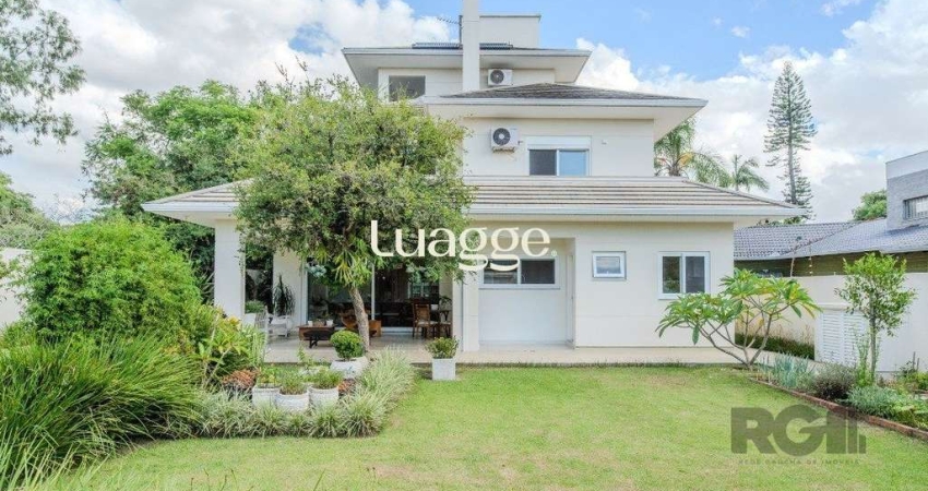 Casa semimobiliada e possui 3 suítes (sendo 1 delas master com closet e hidro)