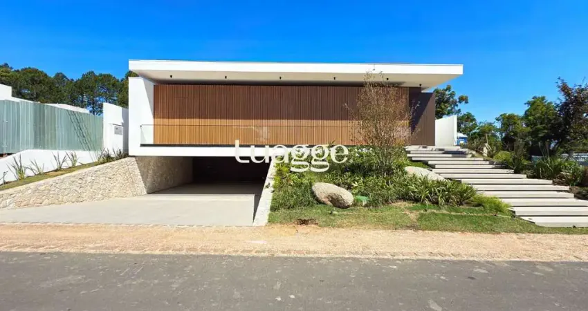 A casa conta com 434m2 de área construída, mas com um aproveitamento total dos 1.012m2 do lote