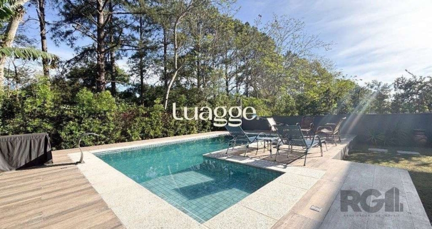 Casa em condomínio com pátio, piscina, 3 suítes e 2 vagas