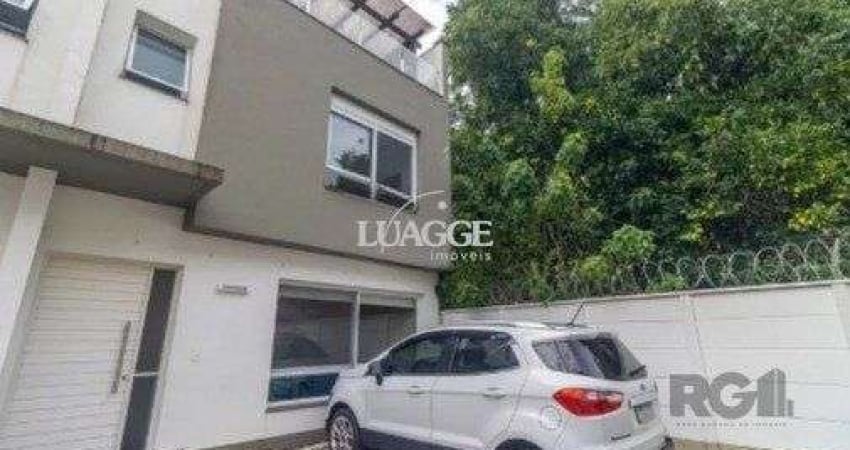 Casa impecável e mobiliada, com 3 niveis, possui 3 dormitórios sendo 1 suíte, 4 banheiros