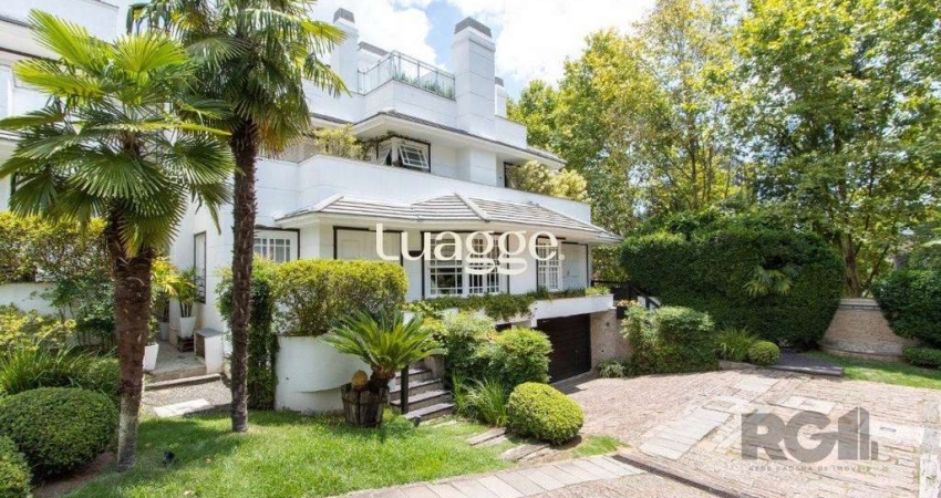 Casa em condominio, mobiliada com 741m² privativos , com 3 suítes- master