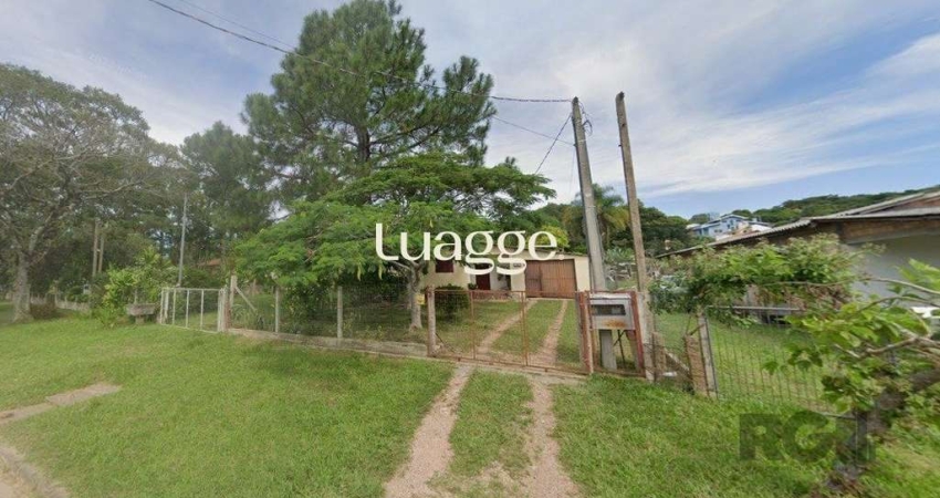 Dois quartos, 01 banheiro, 01 sala de star, 01 sala de jantar, cozinha, 01 garagem para três carros com churrasqueira.
