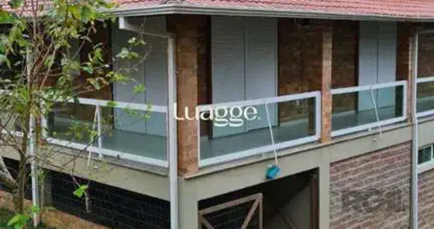 Casa de alvenaria, com 3 dormitórios, 1 suíte, living, cozinha, lavanderia, churrasqueira, banheiro social, pátio e 4 vagas de garagem.