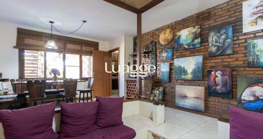 Casa de Alvenaria, possui 3 dormitórios, uma suíte, hall de entrada, lavabo,  living com lareira, cozinha ampla com armários, área gourmet com churrasqueira, corredor, pátio e 4 vagas de garagem, uma 