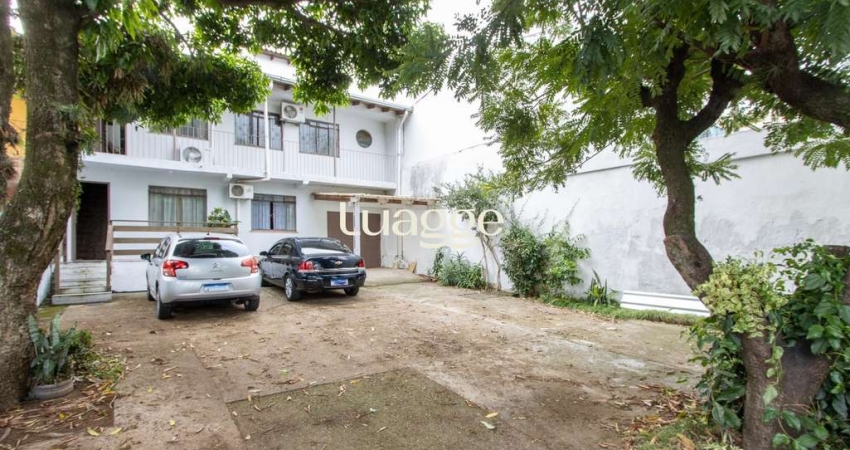 Casa ampla de 2 pavimentos com 4 dormitórios, 1 suite e 4 vagas no bairro Santa Tereza!