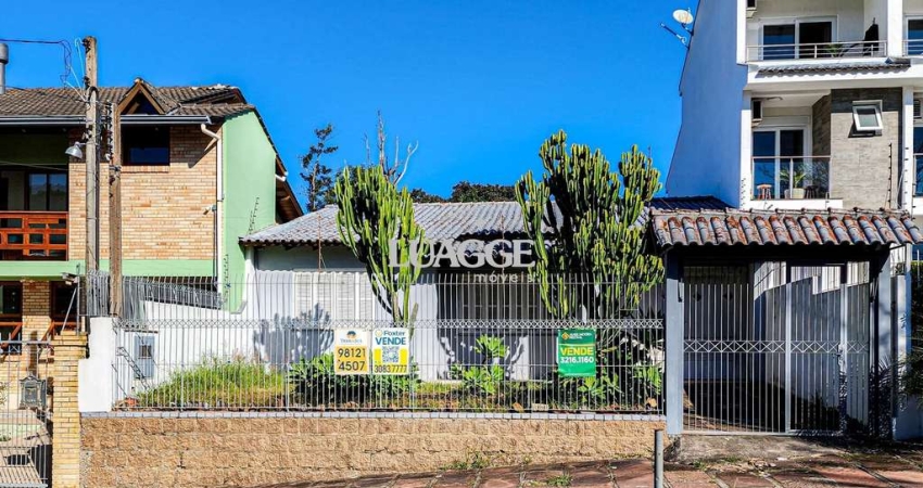Casa térrea em frente a praça