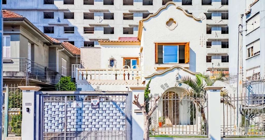 Casa com piscina e 5 vagas em frente ao Zaffari na Luiz Afonso