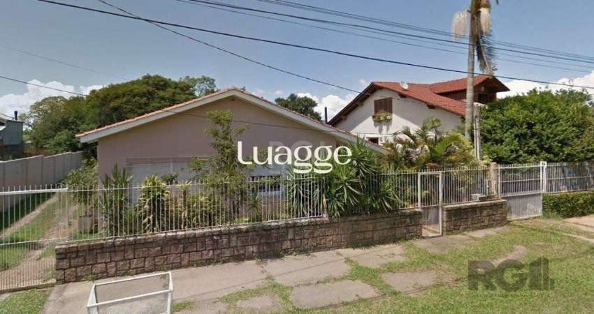 Excelente casa em Belém Novo na rua Eustáquio Inácio da Silveira próximo ao Colégio Glicério Alves. Casa grande com 3 quartos, escritório