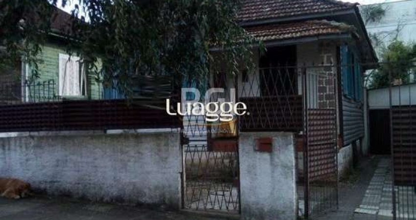 Casa para Venda - 300m², 2 dormitórios, 3 vagas - Teresópolis