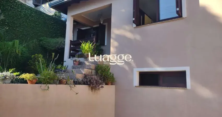 Casa com 4 quartos, suíte, piscina, lareira, churrasqueira em um terreno de 616m².