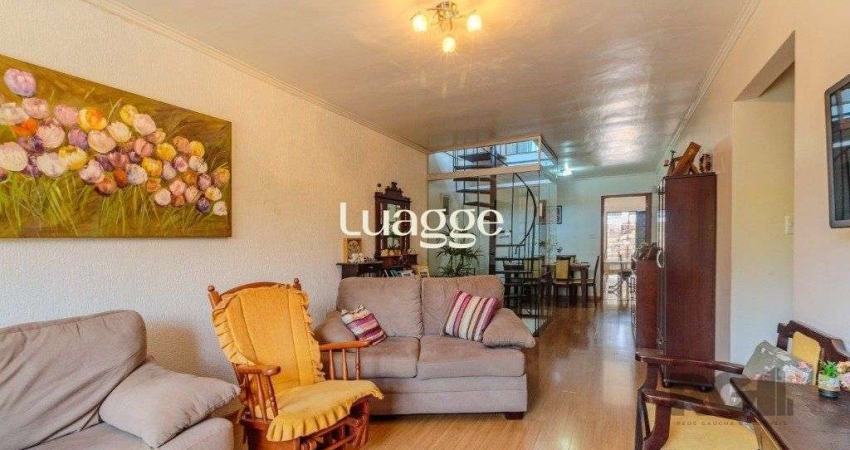 Casa 253m², 3 suítes, pátio, churrasqueira e vaga de garagem para 4 carros no bairro Nonoai