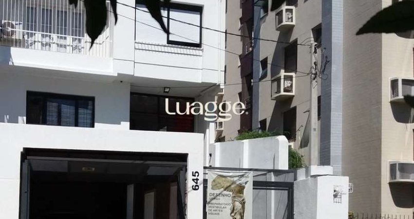 VENDA- Casa com 3 quartos sendo 1 suíte, 300m2, 2 vagas cobertas e churrasqueira- Menino Deus