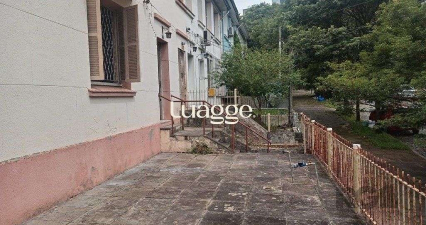 Sobrado no bairro Petrópolis com 4 dormitórios e amplo pátio