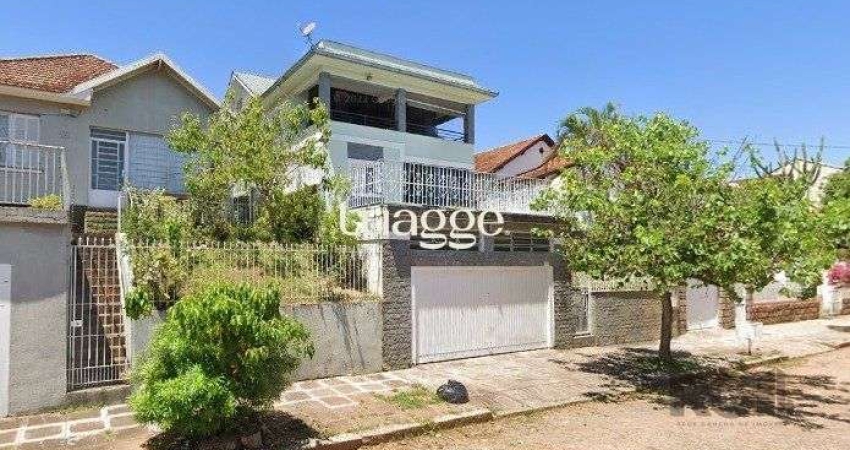 Casa com 167m², 4 dormitórios, 2 suítes, 2 vagas no bairro Santa Tereza