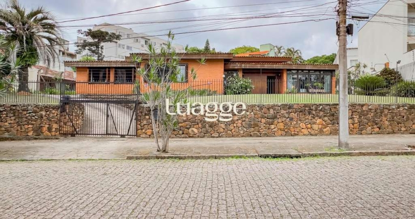 Casa com 3 quartos e 313m² à venda em Chácara das Pedras, Porto Alegre. Rua Joao Paetzel, Chácara Das Pedras, Porto Alegre